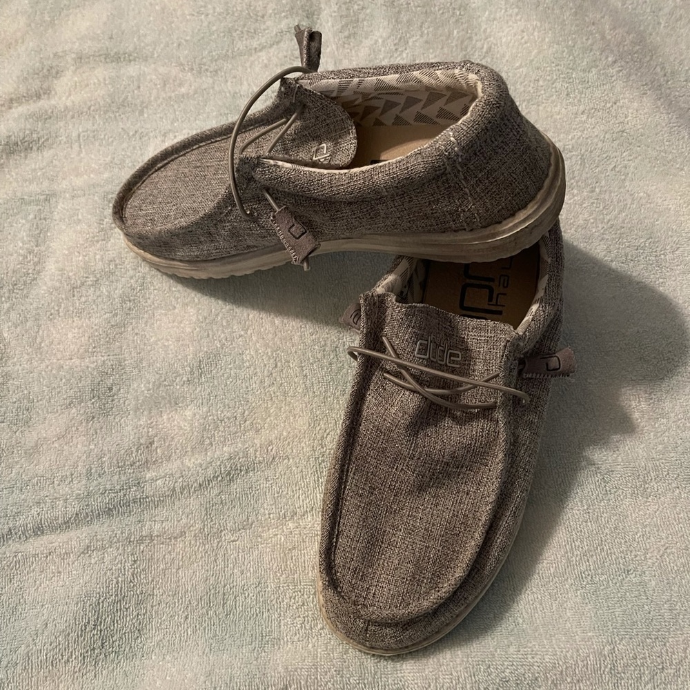 Men’s size 9.5 hey dude wallys.